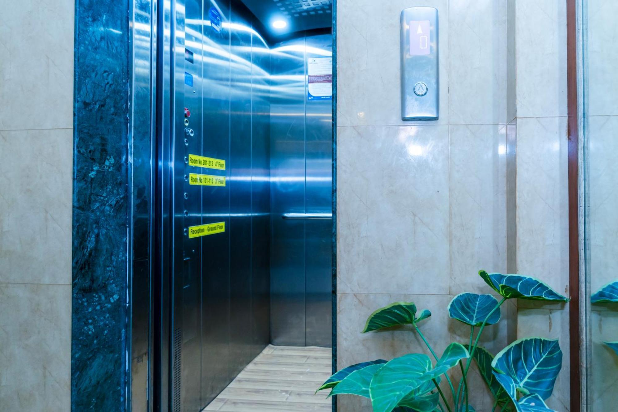 Hotel Niladrii Galaxy Сіліґурі Екстер'єр фото